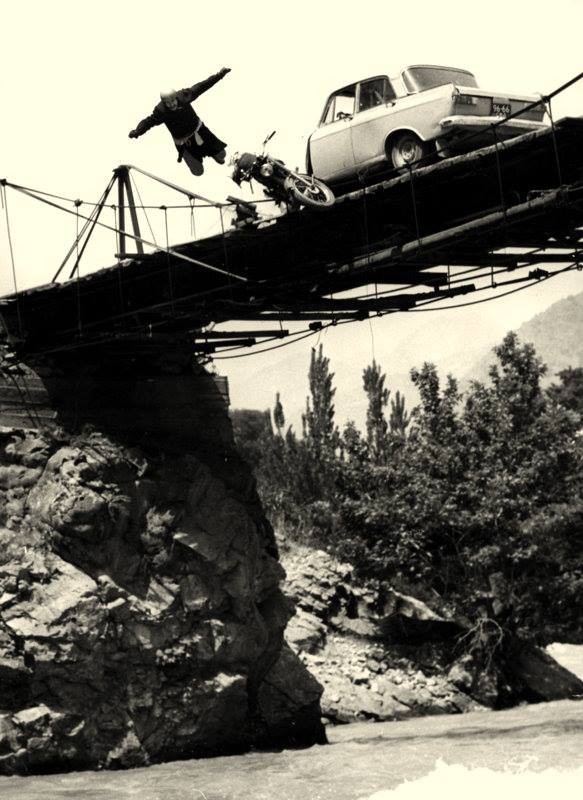 "Капкан для шакалов", Таджикфильм, 1985 год.  Падение в горную речку с мотоциклом исполняет Вячеслав Бурлачко!