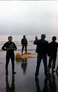 "Координаты смерти", Вьетнам. Анатолий Васильевич Грошевой (хлопушка), на заднем плане каскадер-парашютист Александр Самсонов. Фото из архива А.Самсонова.