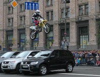 День рождения города: прыжки над Майданом.