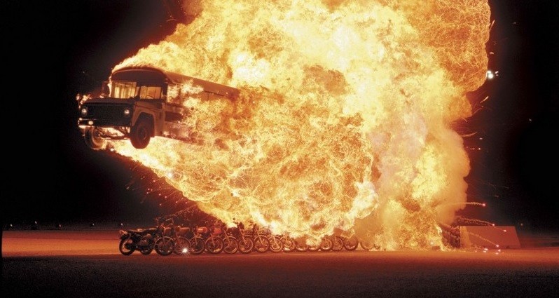 Этот трюк выполнил Стив Худис пролетев с 33 метрового трамплина над 15 мотоциклами и через огненный шар на школьном автобусе.