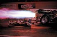 Рено Джейтон  проволочился за машиной 400 метров на скорости 396 км/час. Под конец он загорелся.