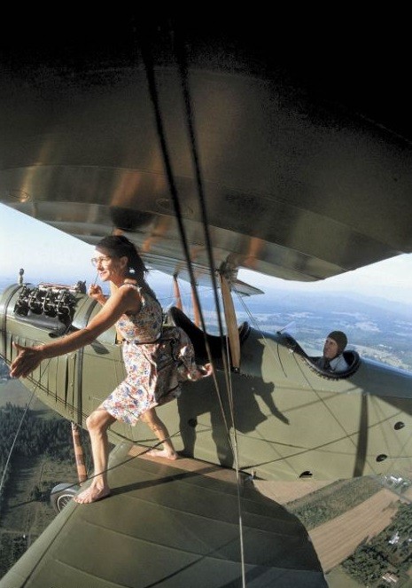 52-летняя Мари Элла МакЛивэйн решила прогуляться по крылу самолета, летящего на высоте 300 метров.