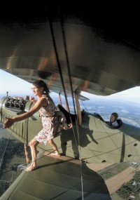 52-летняя Мари Элла МакЛивэйн решила прогуляться по крылу самолета, летящего на высоте 300 метров.