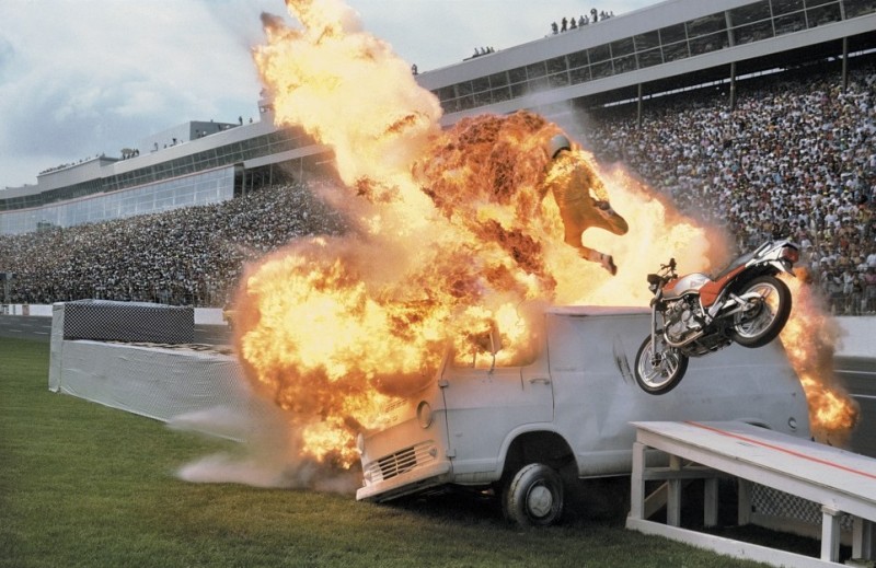 Денис Пинто из Северной Каролины на скорости 100 км в час врезался в микроавтобус.