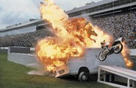 Денис Пинто из Северной Каролины на скорости 100 км в час врезался в микроавтобус.