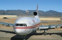 Мотоциклист Даг Дейнджер. прыжок через пассажирский самолет. размах крыльев - 48,7 метров. для прыжка Даг разгоняется до 120 км.ч, прыжок он совершает с рампы высотой 45 метров.