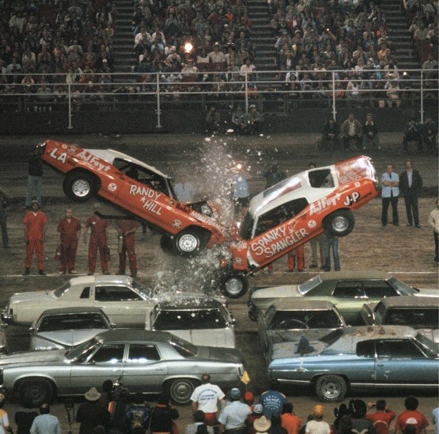 Лобовое столкновение двух авто. Выступление американских каскадеров на стадионе.