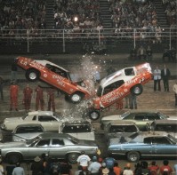 Лобовое столкновение двух авто. Выступление американских каскадеров на стадионе.