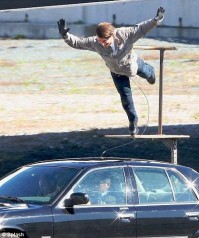 Том Круз во время съемок трюковой сцены.