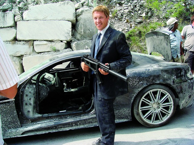 В "Кванте милосердия" Дэниела Крейга дублировал Российский каскадер Мартин Иванов.