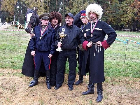 Команда каскадеров России - команда победителей. В центре держит приз Евгений Богородский.