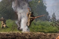 Работа под взрывами. Фото из архива Александра Баранова