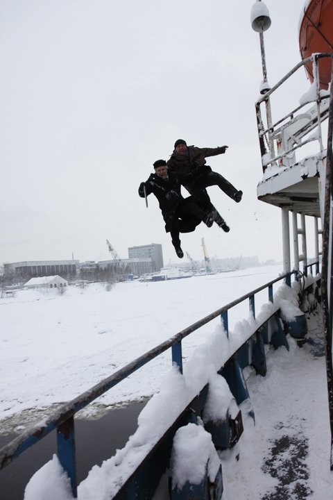 Каскадеры Александр Баранов и Николай Павлюк. Падение в ледяную воду.