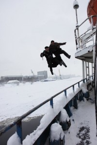 Каскадеры Александр Баранов и Николай Павлюк. Падение в ледяную воду.